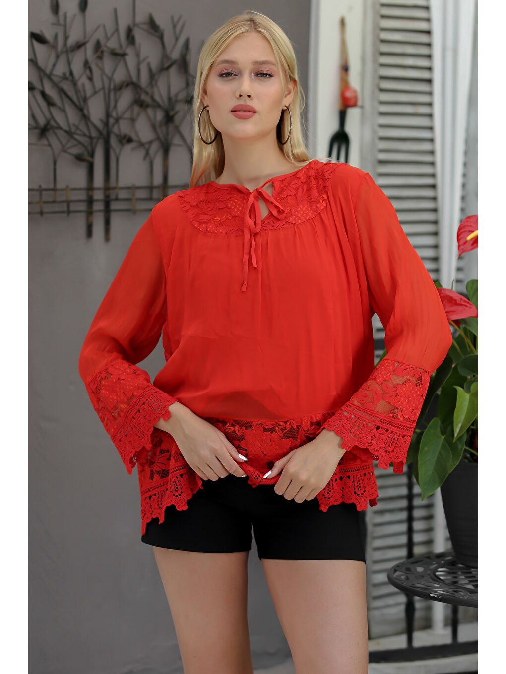 İtalyan Kırmızı Kayık Yaka Uzun Kol Bağlamalı Kol Ve Etek Ucu Dantelli Dokuma Bluz-3
