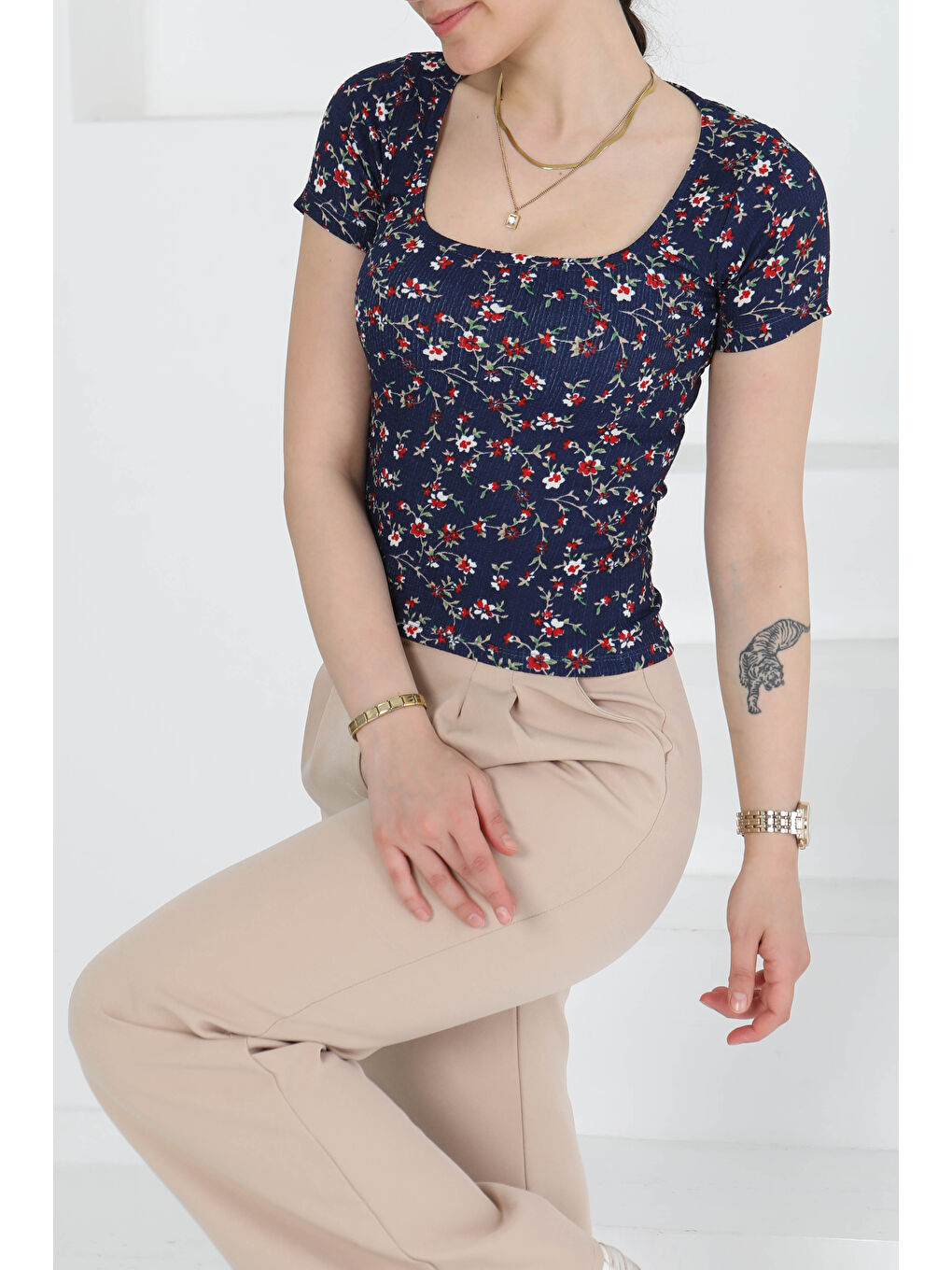 Oval Yaka Çiçek Desenli Bluz Lacivert - 27279-3