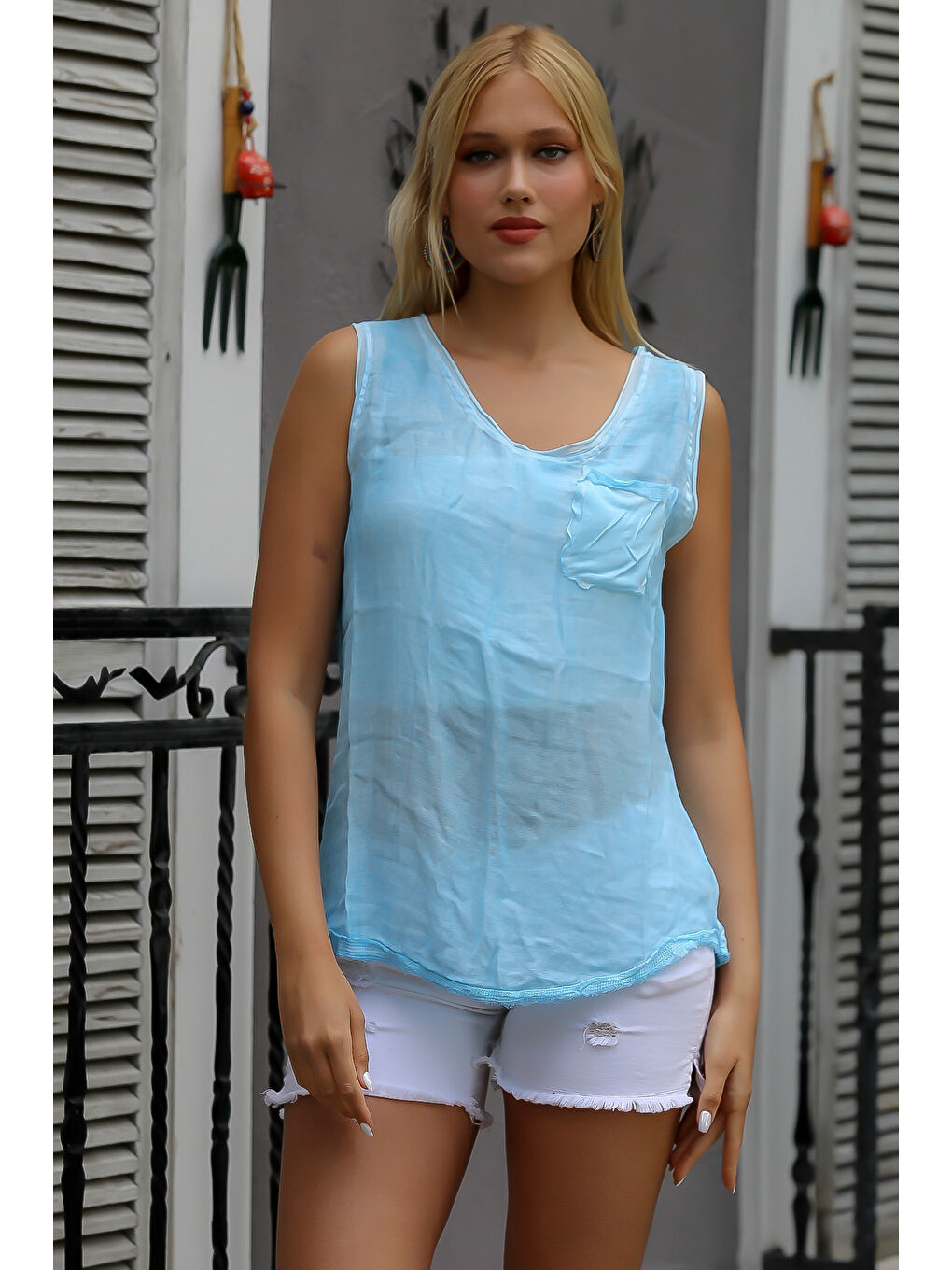 Açık Mavi U Yaka Kolsuz Cepli Yıkamalı Dokuma Bluz-2