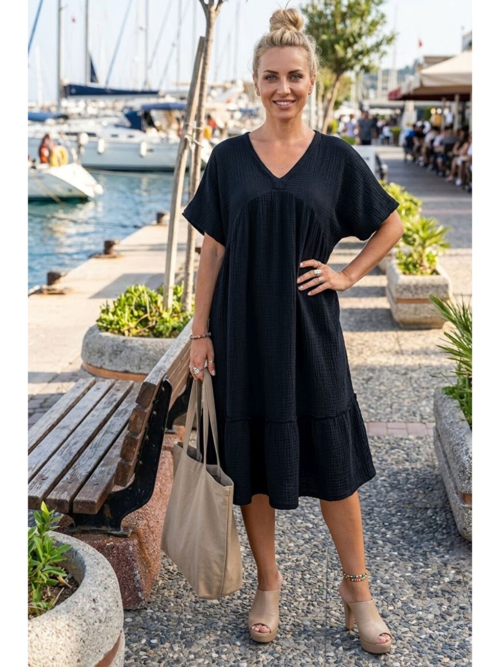 Siyah V Yaka Kısa Kol Eteği Fırfırlı Casual Müslin Geniş Kesim Dokuma Elbise 106 75