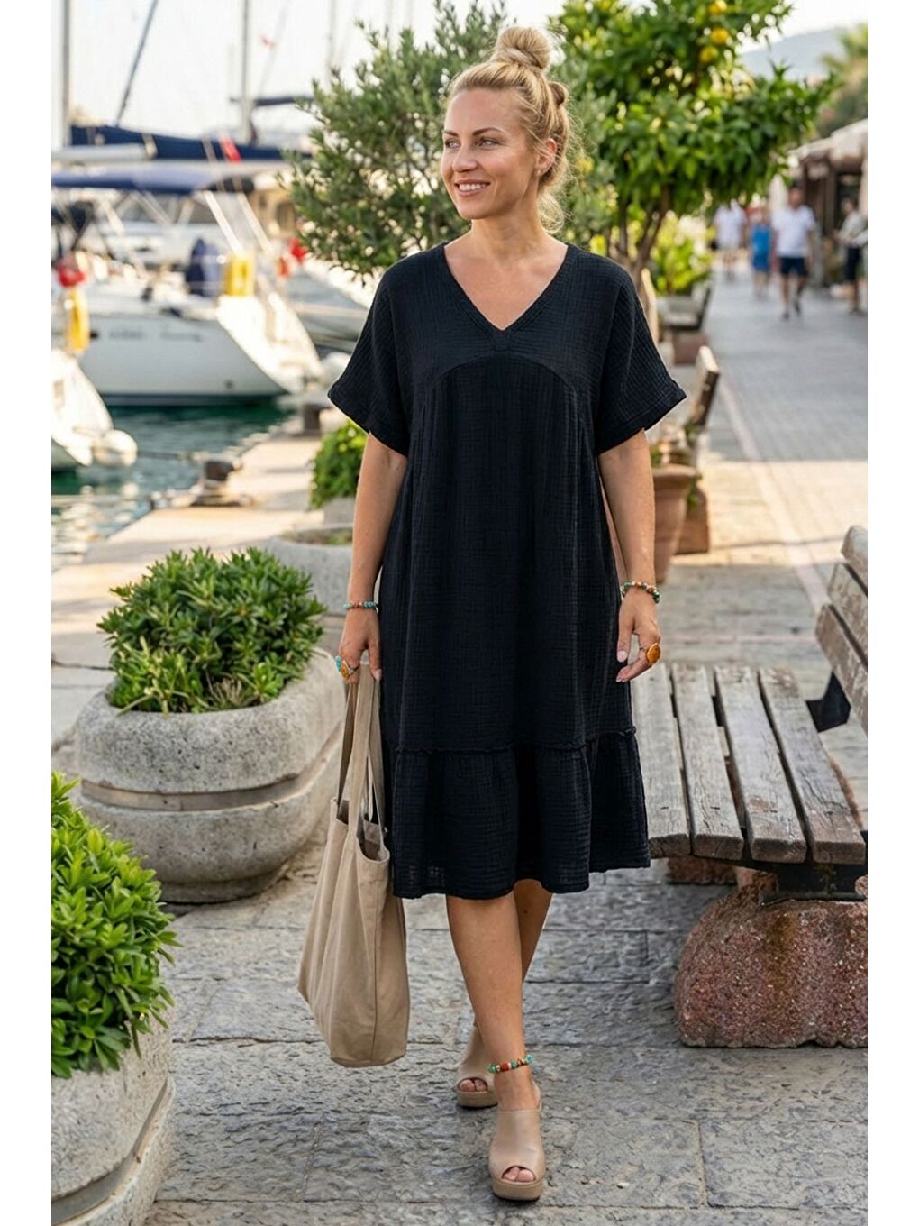 Siyah V Yaka Kısa Kol Eteği Fırfırlı Casual Müslin Geniş Kesim Dokuma Elbise 106 75-1