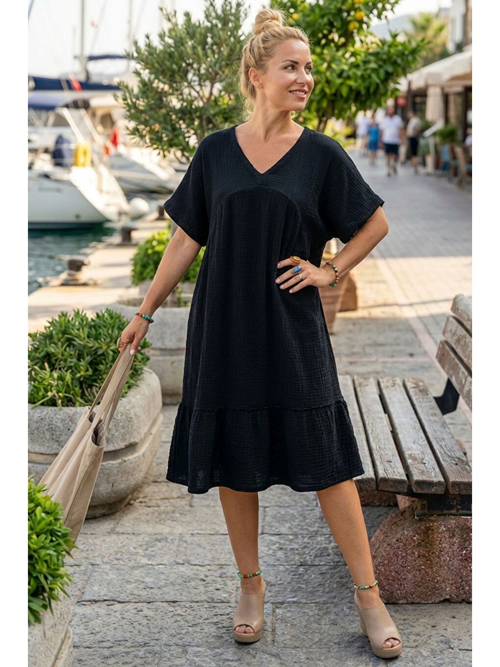 Siyah V Yaka Kısa Kol Eteği Fırfırlı Casual Müslin Geniş Kesim Dokuma Elbise 106 75-2