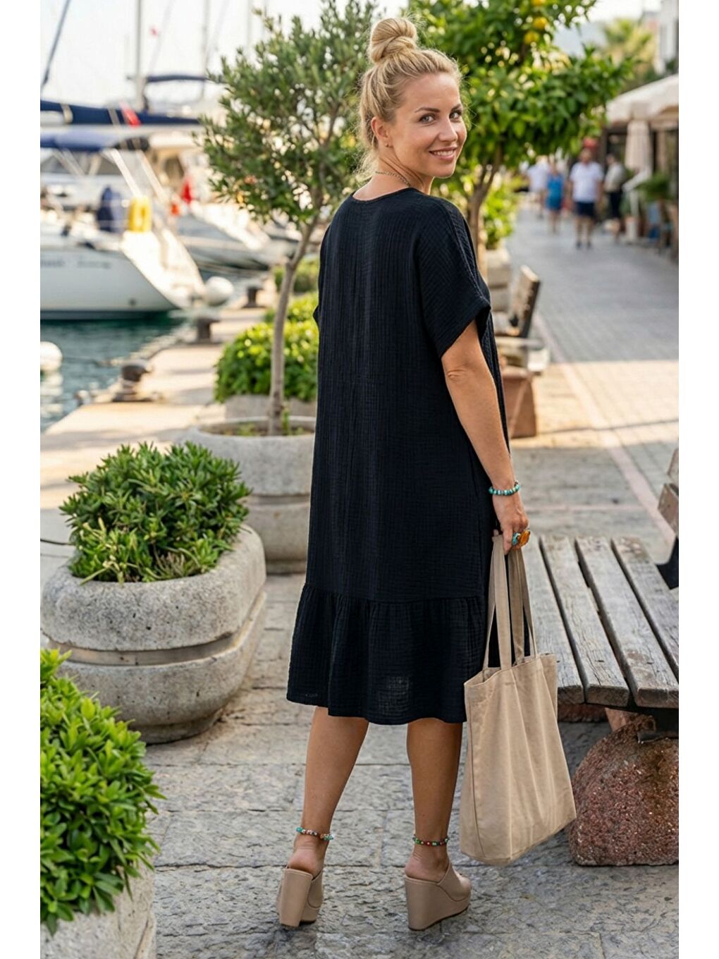 Siyah V Yaka Kısa Kol Eteği Fırfırlı Casual Müslin Geniş Kesim Dokuma Elbise 106 75-3