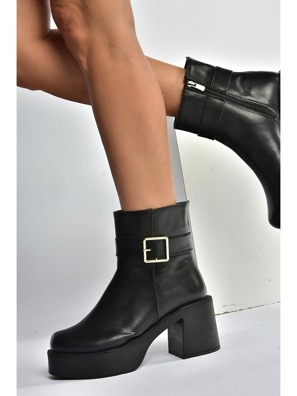 Siyah Kadın Bot V726446609