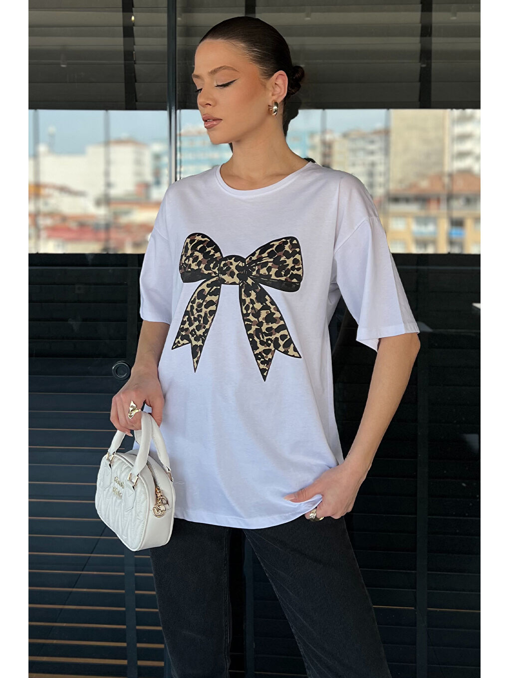 Beyaz Leopar Desen Kurdele Baskılı Bisiklet Yaka Kadın Tişört