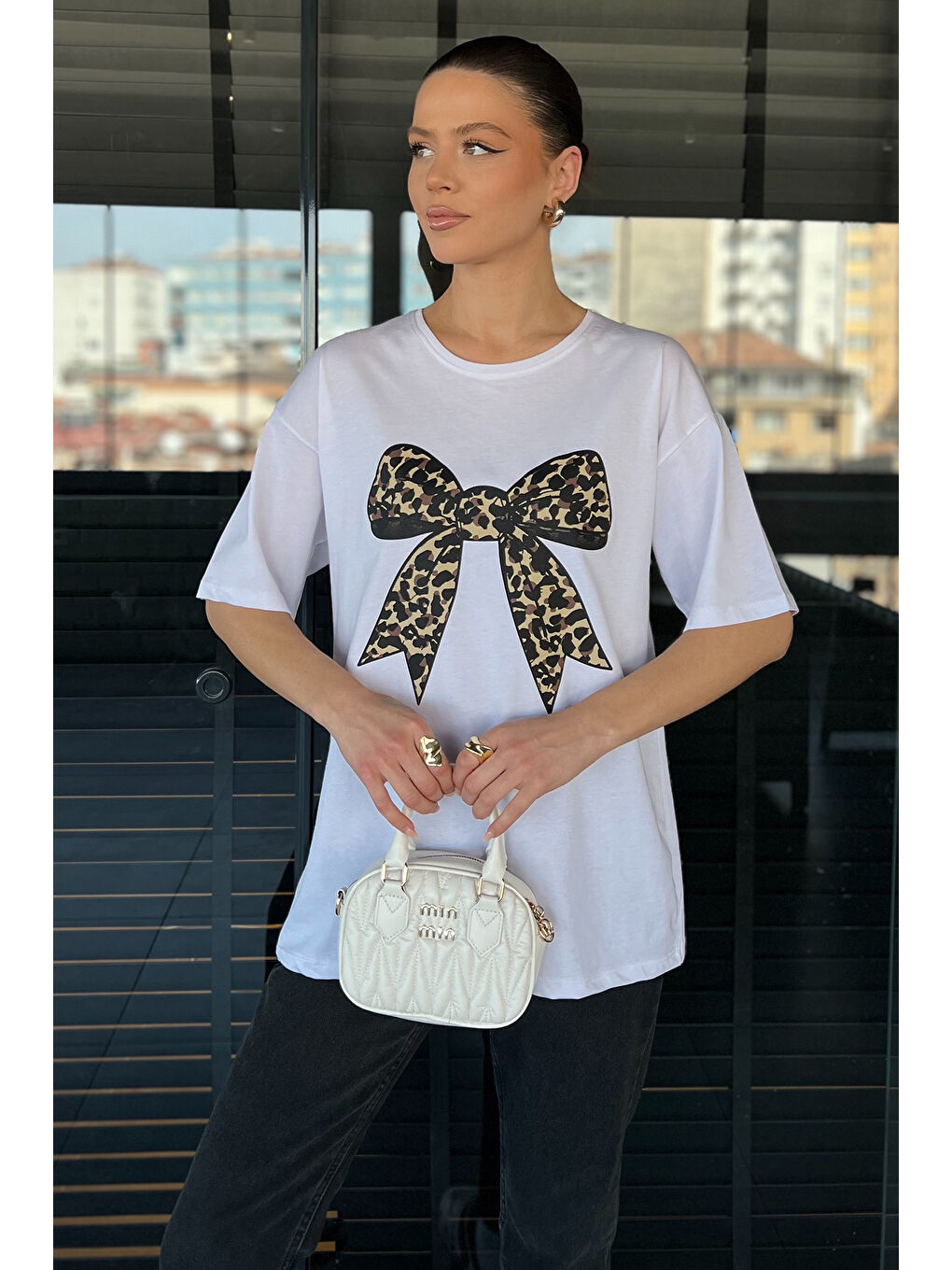 Beyaz Leopar Desen Kurdele Baskılı Bisiklet Yaka Kadın Tişört-1