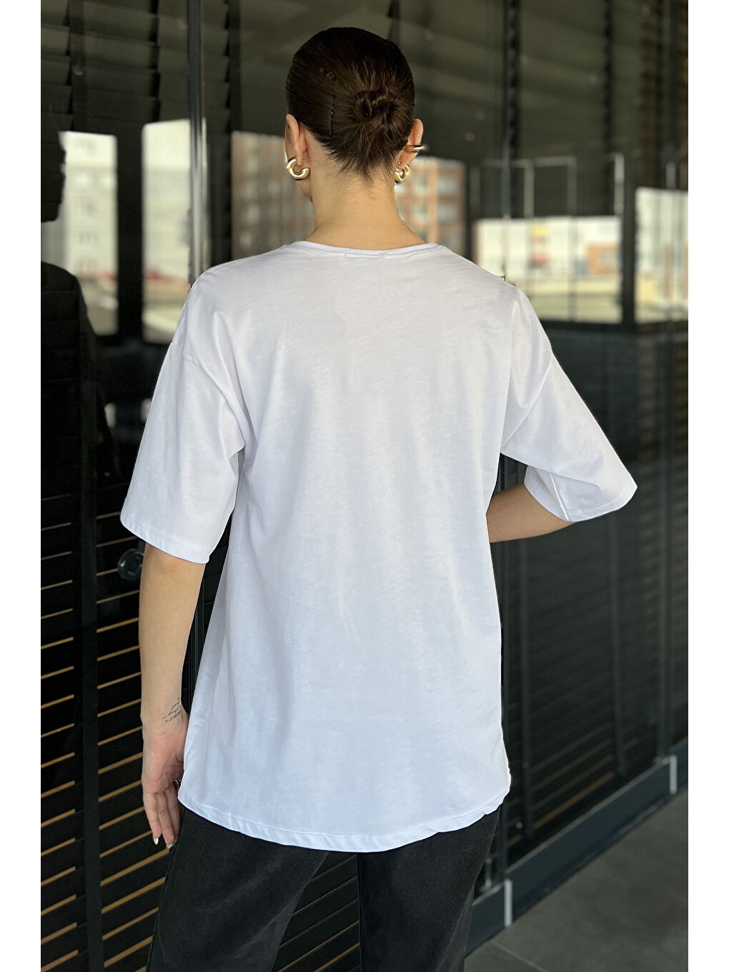 Beyaz Leopar Desen Kurdele Baskılı Bisiklet Yaka Kadın Tişört-2