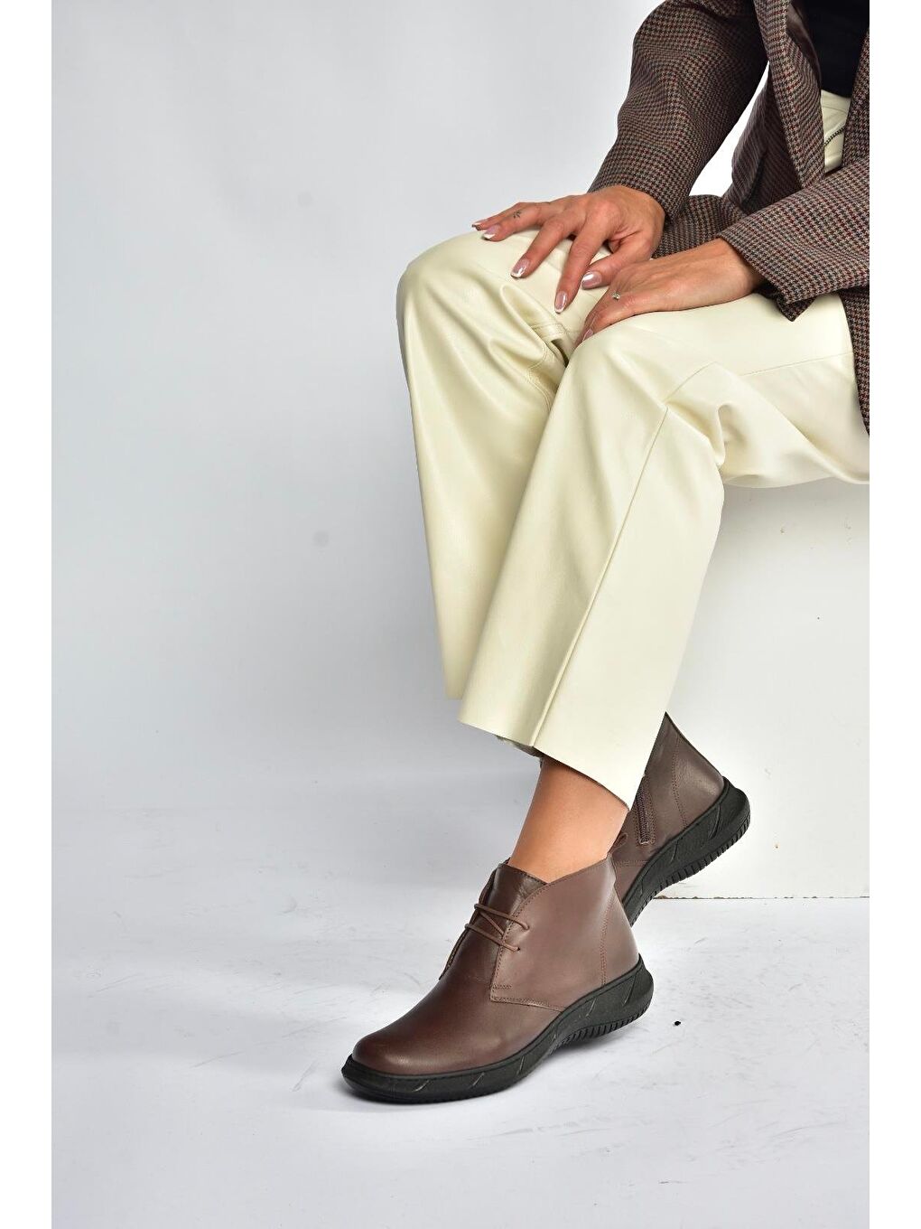 Kahverengi Kadın Bot V398553603