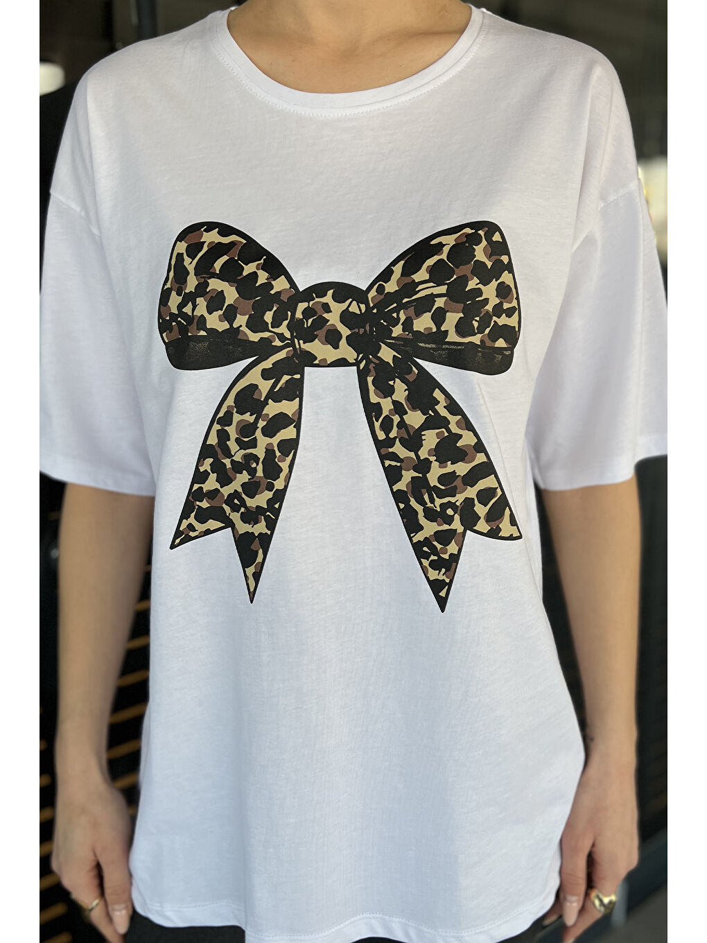 Beyaz Leopar Desen Kurdele Baskılı Bisiklet Yaka Kadın Tişört-3