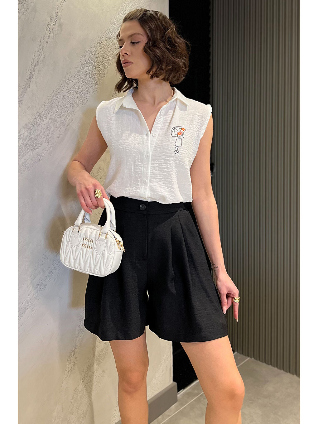 Siyah Kadın Bel Büzgülü Pileli Bol Kesim Yüksek Bel Şort