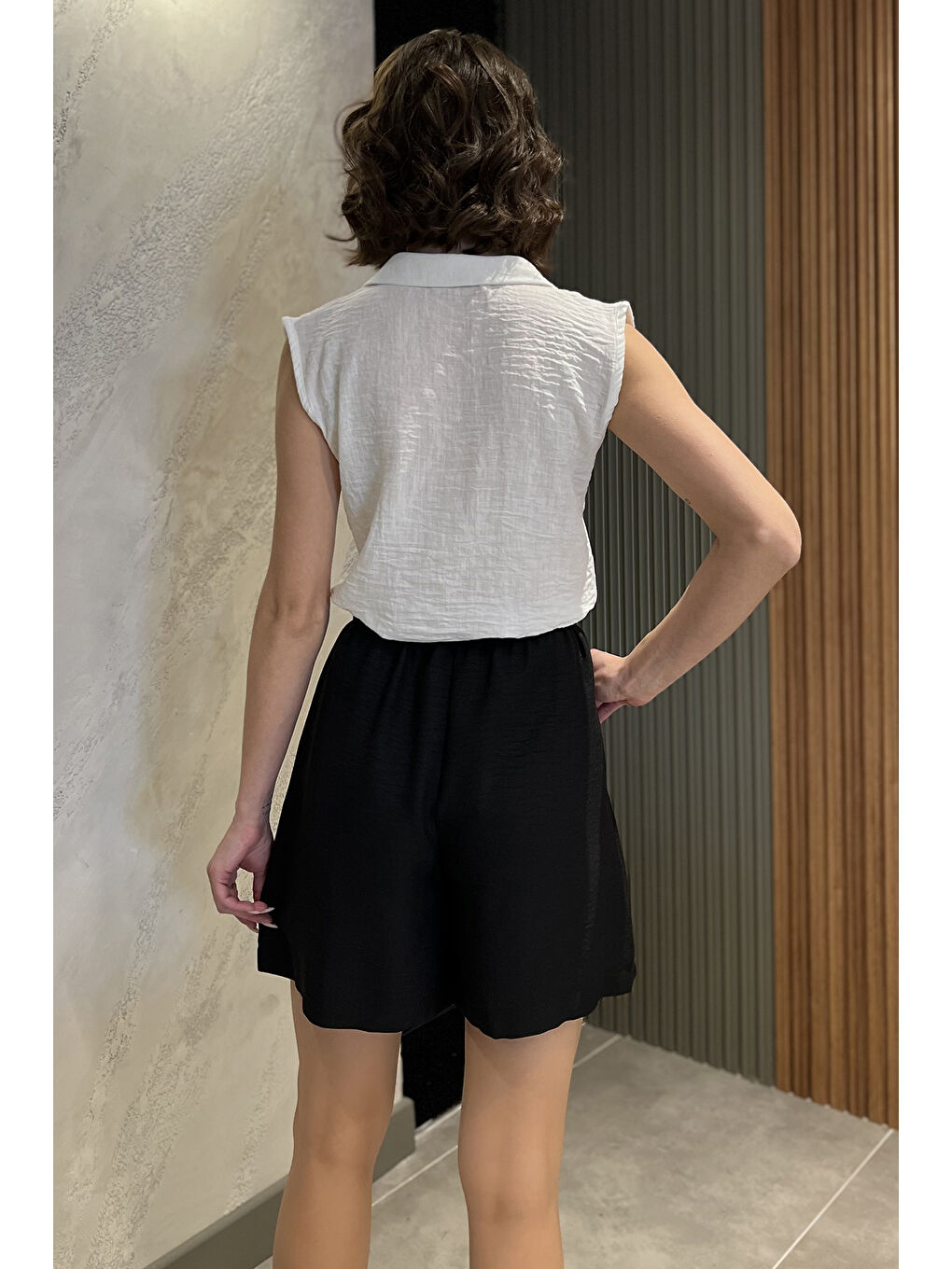 Siyah Kadın Bel Büzgülü Pileli Bol Kesim Yüksek Bel Şort-2