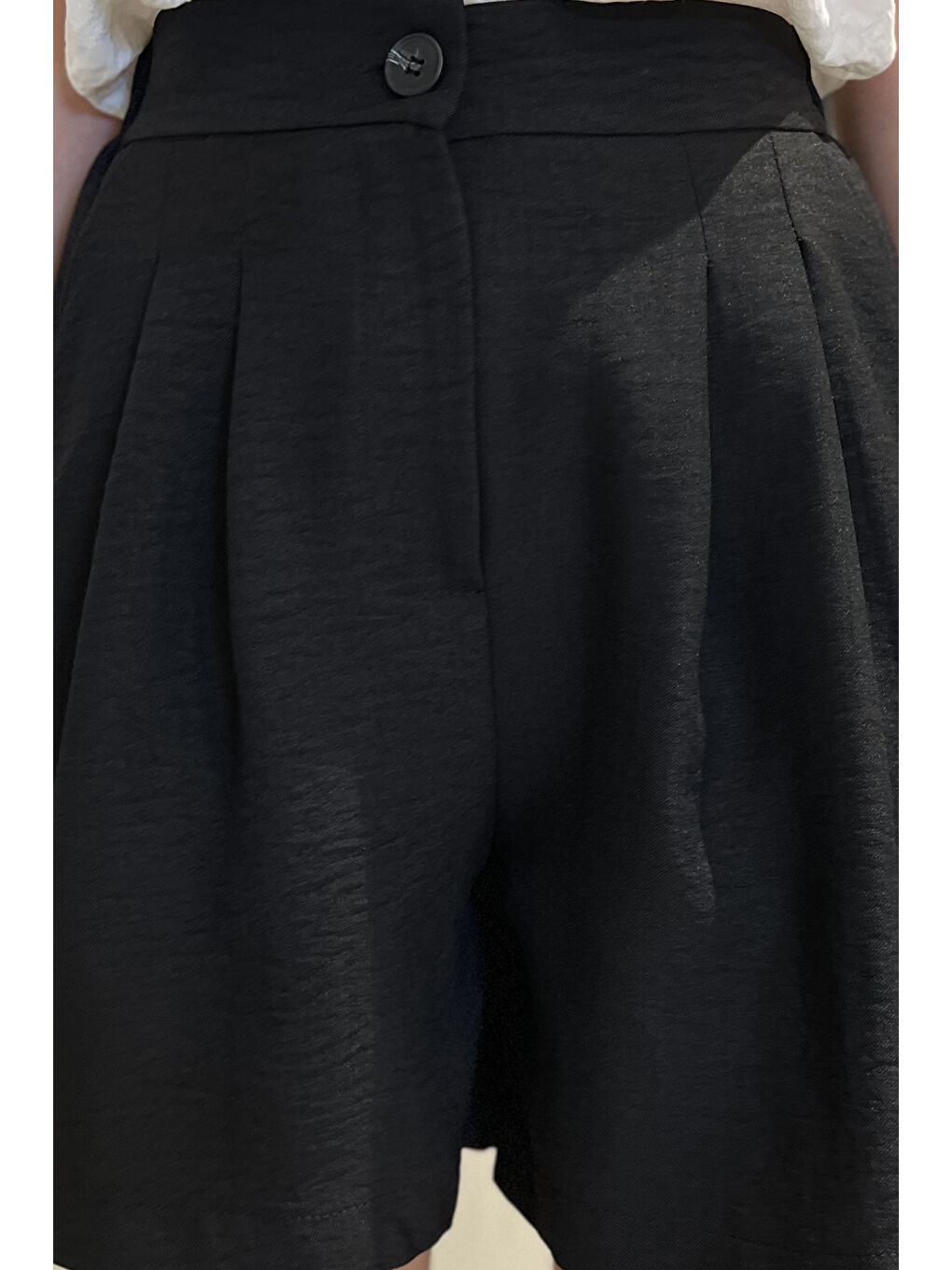 Siyah Kadın Bel Büzgülü Pileli Bol Kesim Yüksek Bel Şort-3