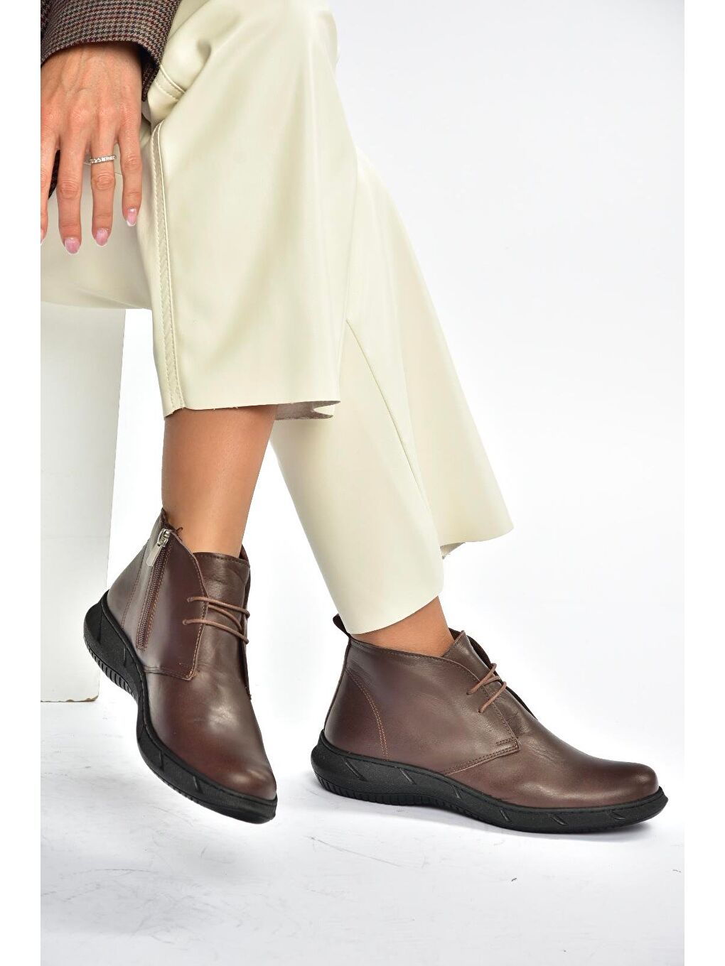 Kahverengi Kadın Bot V398553603-2