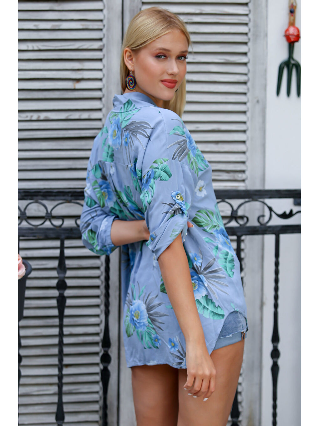 İtalyan Açık Mavi 3/4 Kol Tropikal Desenli Cepli Payetli Allover Baskılı Örme Gömlek-1