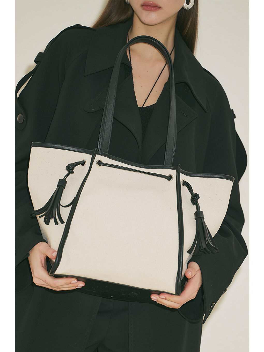 Kanvas Püsküllü Cıty Çanta Siyah-1