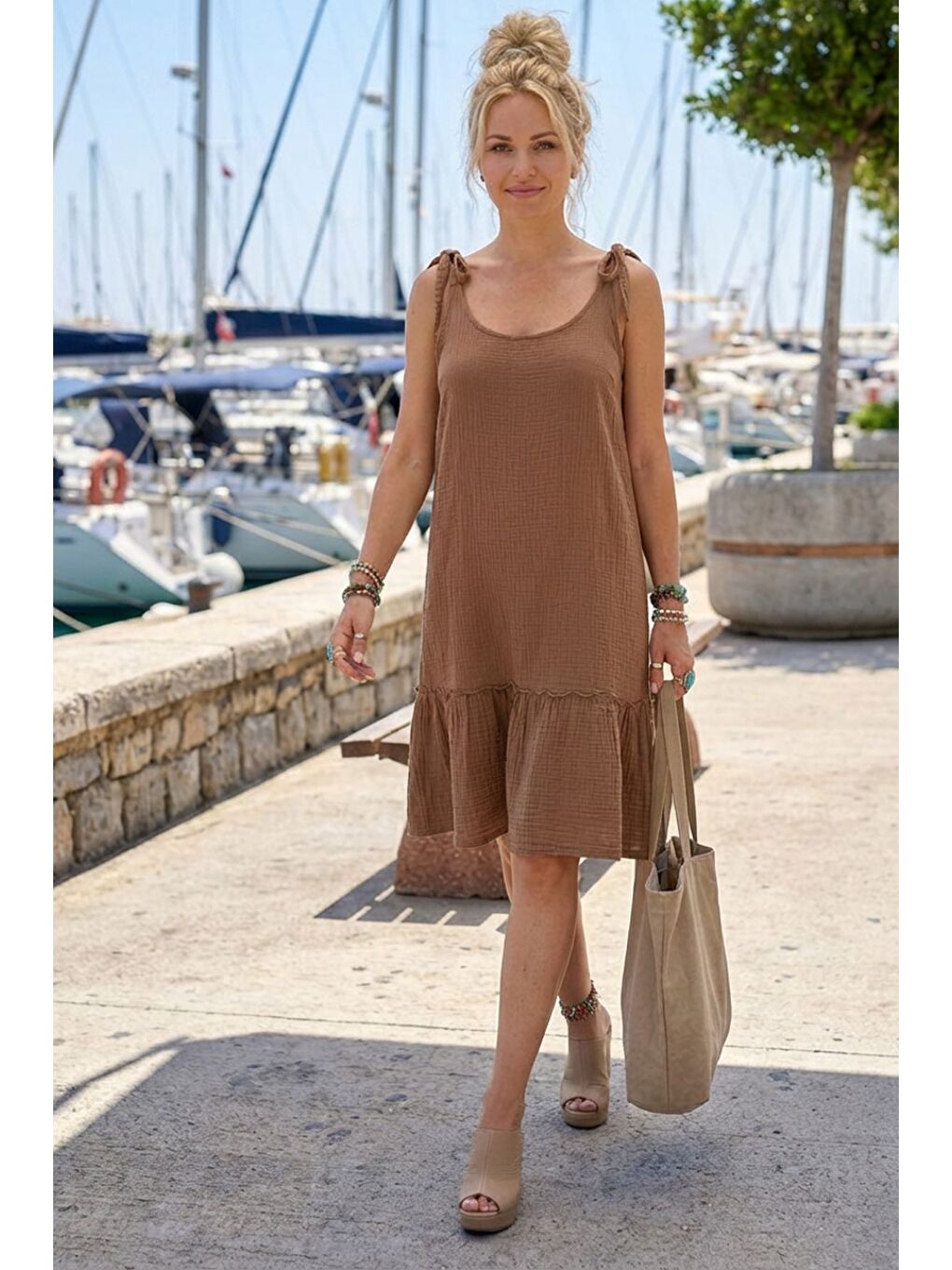 Kahverengi Tarçın Rengi Askılı Eteği Fırfırlı Omuzdan Bağlamalı Casual Müslin Dokuma Elbise 95 50