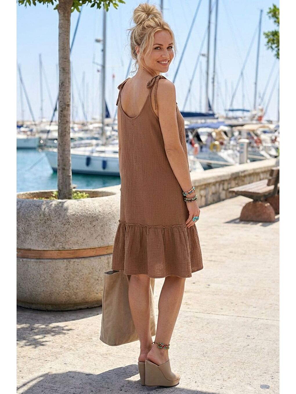 Kahverengi Tarçın Rengi Askılı Eteği Fırfırlı Omuzdan Bağlamalı Casual Müslin Dokuma Elbise 95 50-3