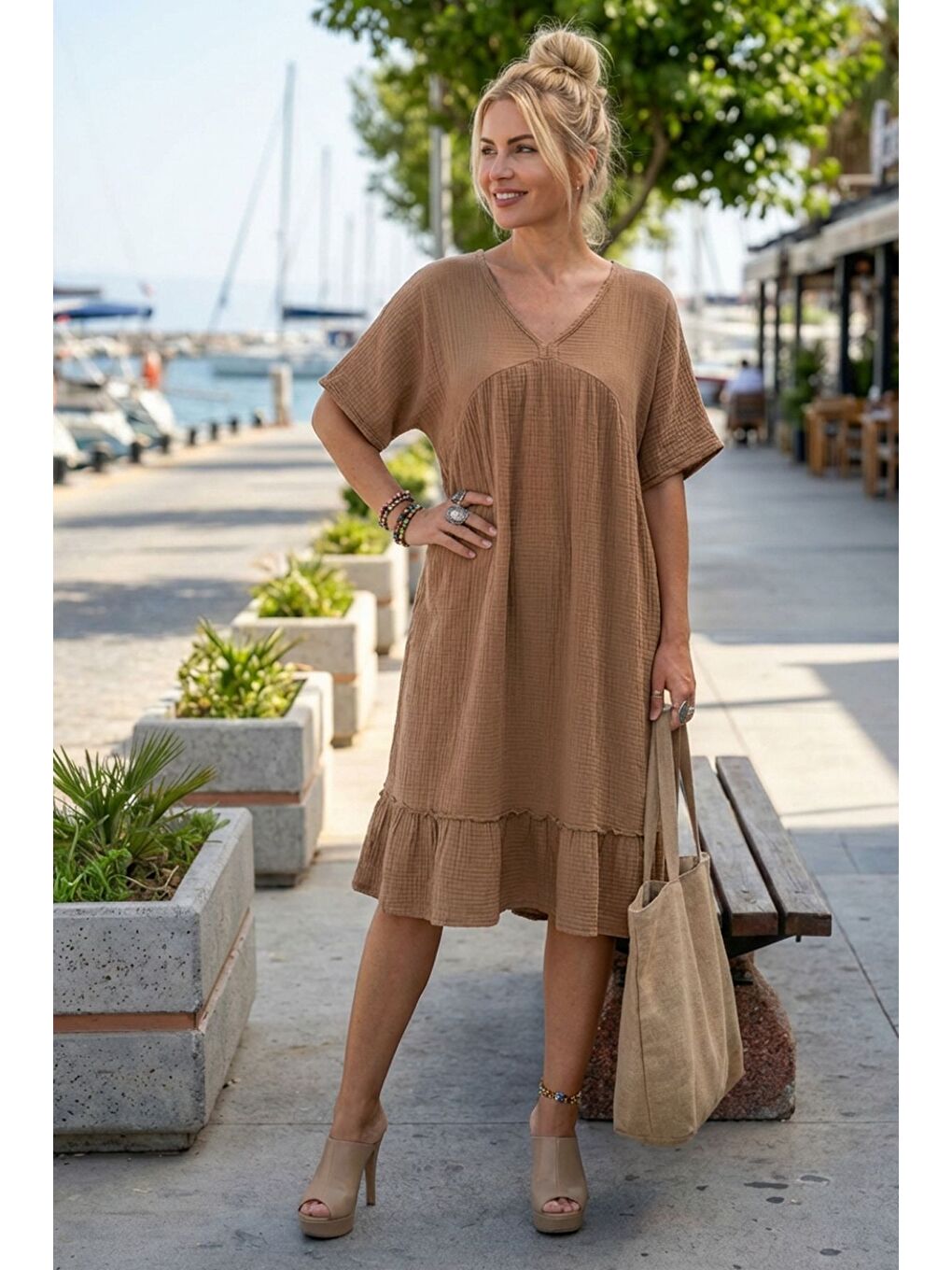 Koyu Bej V Yaka Kısa Kol Eteği Fırfırlı Casual Müslin Geniş Kesim Dokuma Elbise 106 75-2