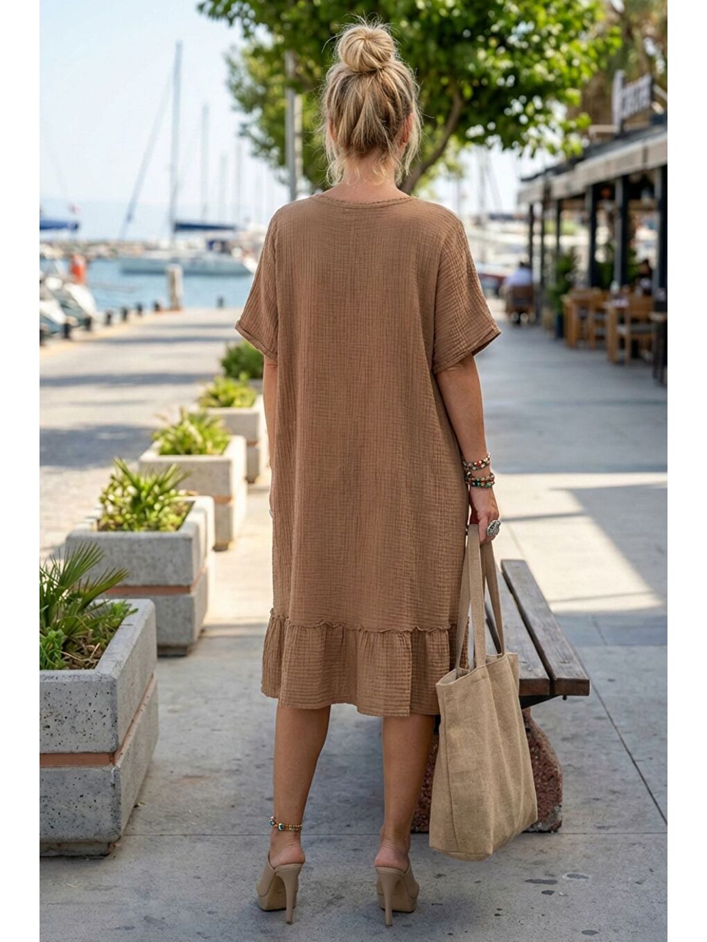 Koyu Bej V Yaka Kısa Kol Eteği Fırfırlı Casual Müslin Geniş Kesim Dokuma Elbise 106 75-3