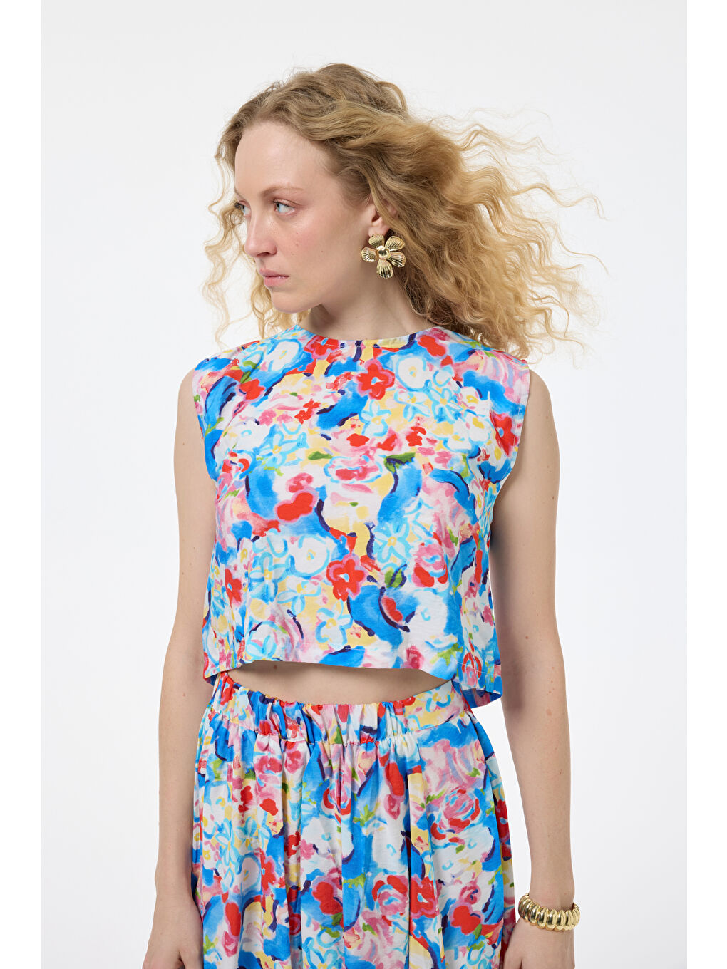 Sırtı Bağlama Dekolteli Çiçekli Bluz Mavi-2