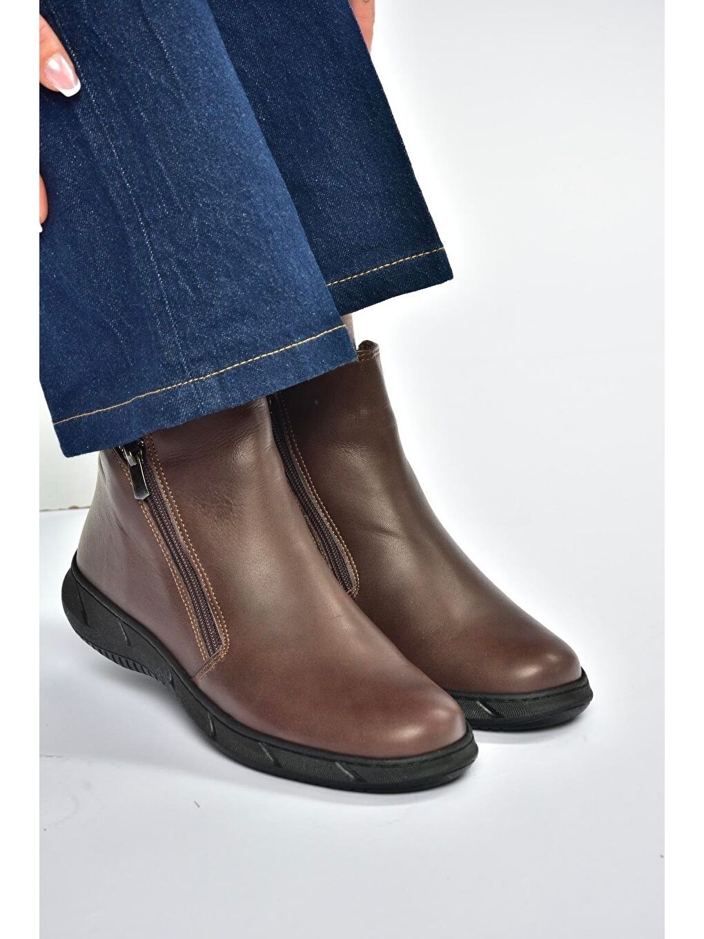 Kahverengi Kadın Bot V398577603-3
