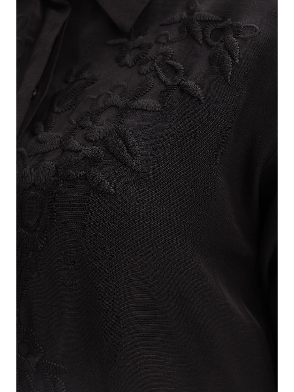 Siyah-Nakışlı Keten Gömlek-4