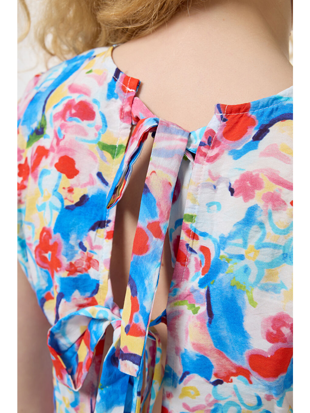 Sırtı Bağlama Dekolteli Çiçekli Bluz Mavi-4