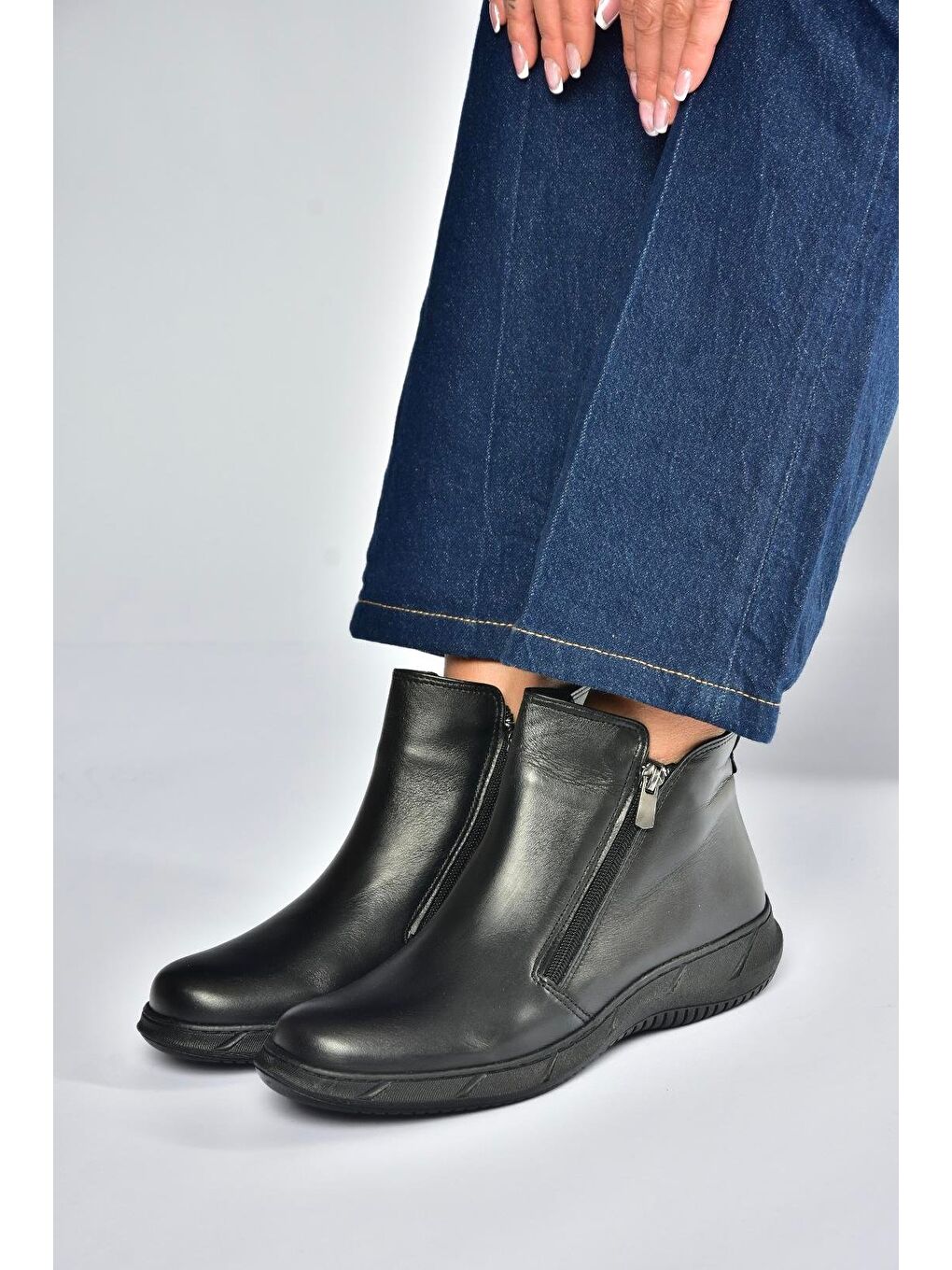 Siyah Kadın Bot V398577603-2