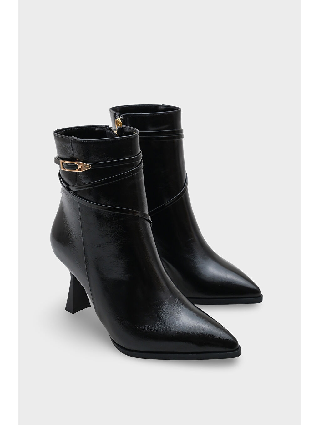 Siyah Lilli Kadın Sivri Burun kBot