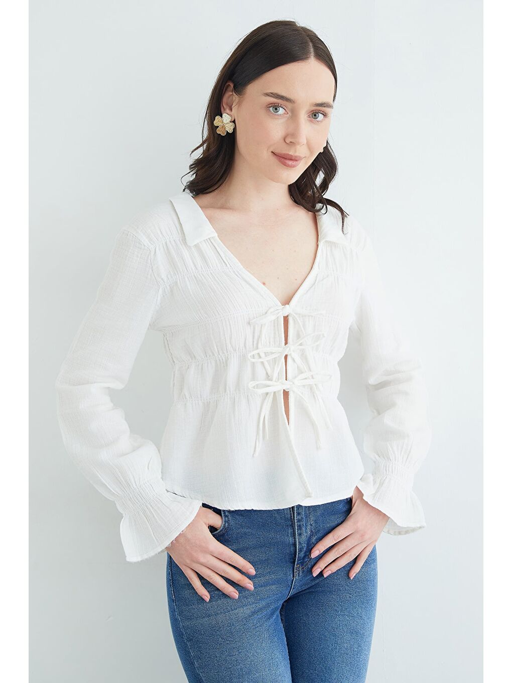 Beyaz Önü Bağlamalı Gipeli Müslin Kumaş Bluz