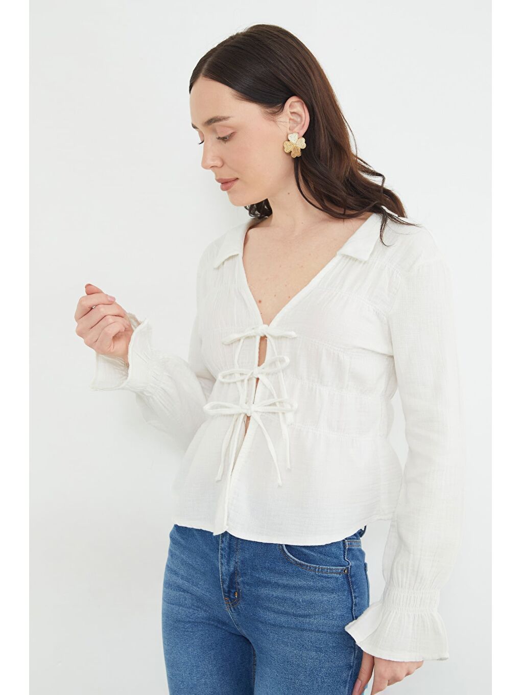 Beyaz Önü Bağlamalı Gipeli Müslin Kumaş Bluz-3
