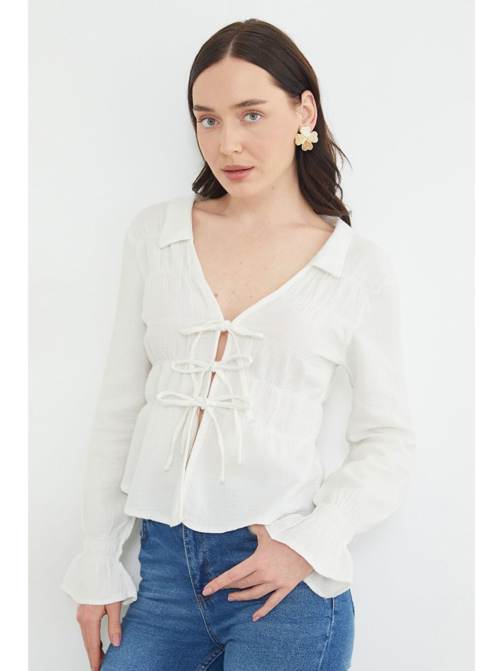 Beyaz Önü Bağlamalı Gipeli Müslin Kumaş Bluz-4