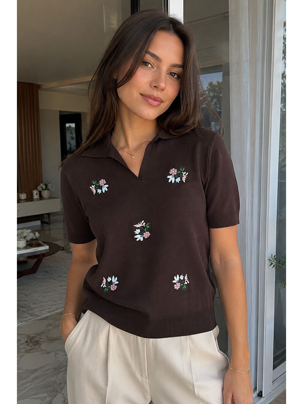 Kahverengi Kadın Polo Yaka Çiçek Nakışlı Triko Bluz