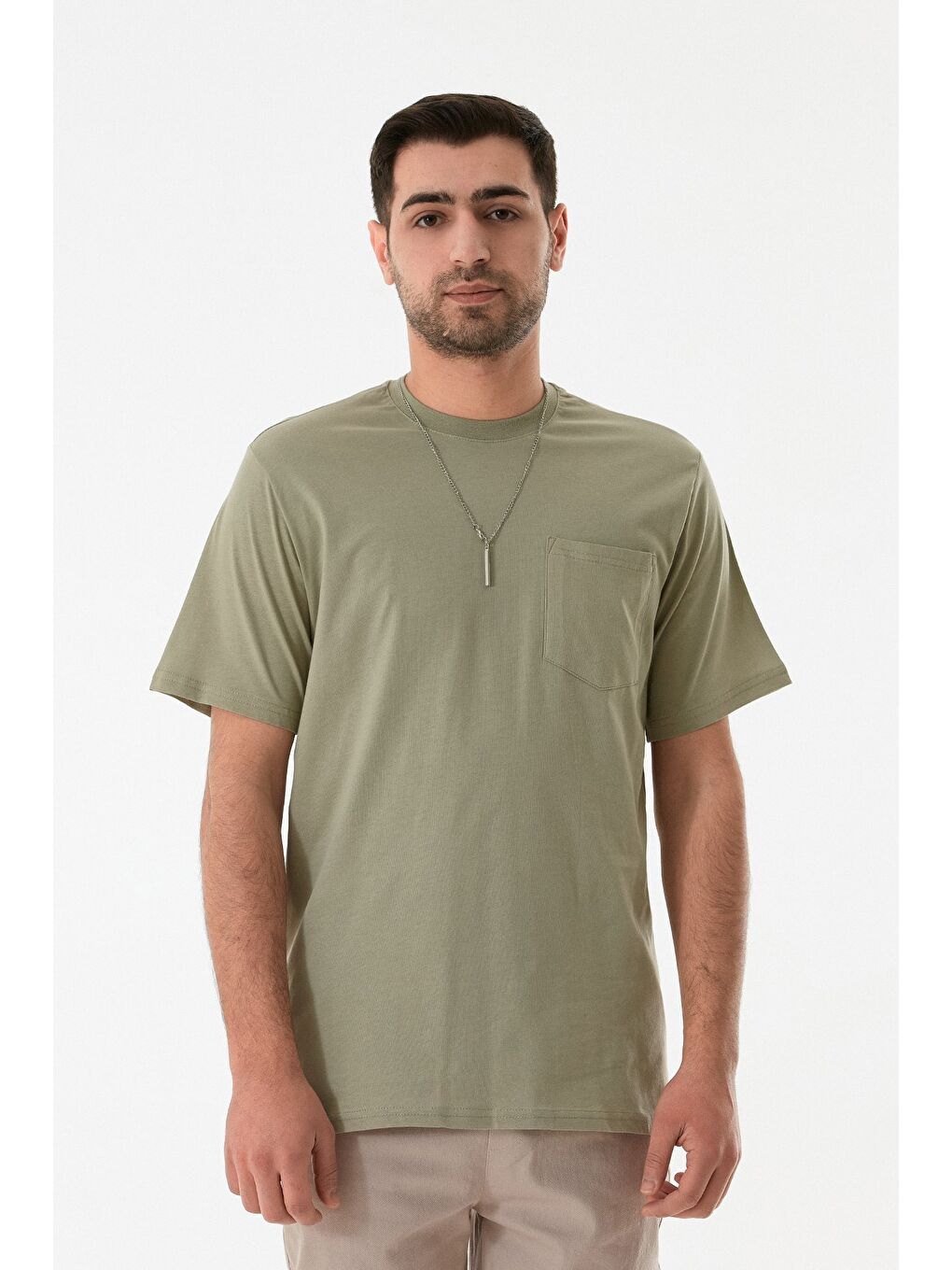 Haki Cepli Kolye Detaylı Bisiklet Yaka Tişört