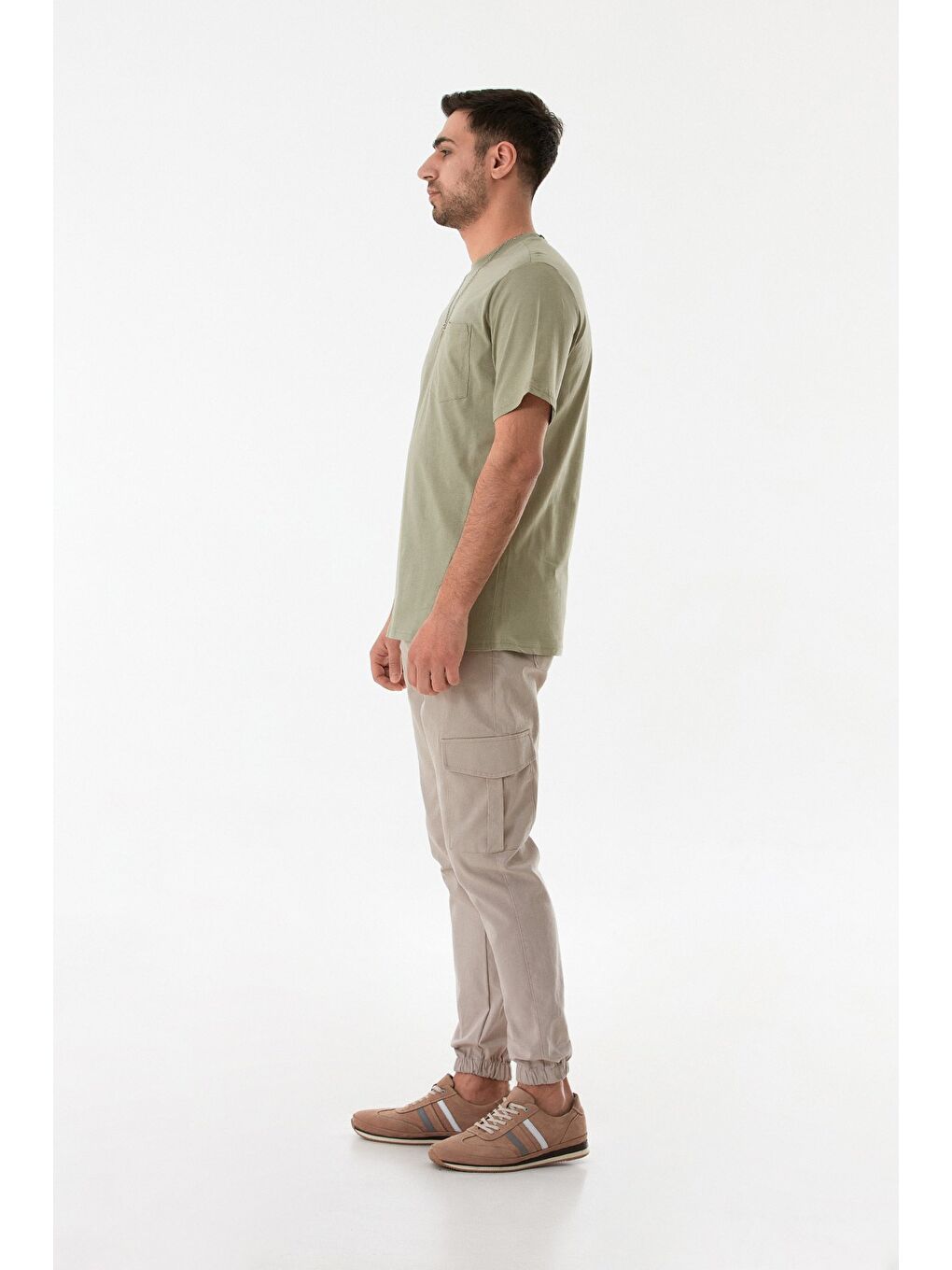 Haki Cepli Kolye Detaylı Bisiklet Yaka Tişört-1