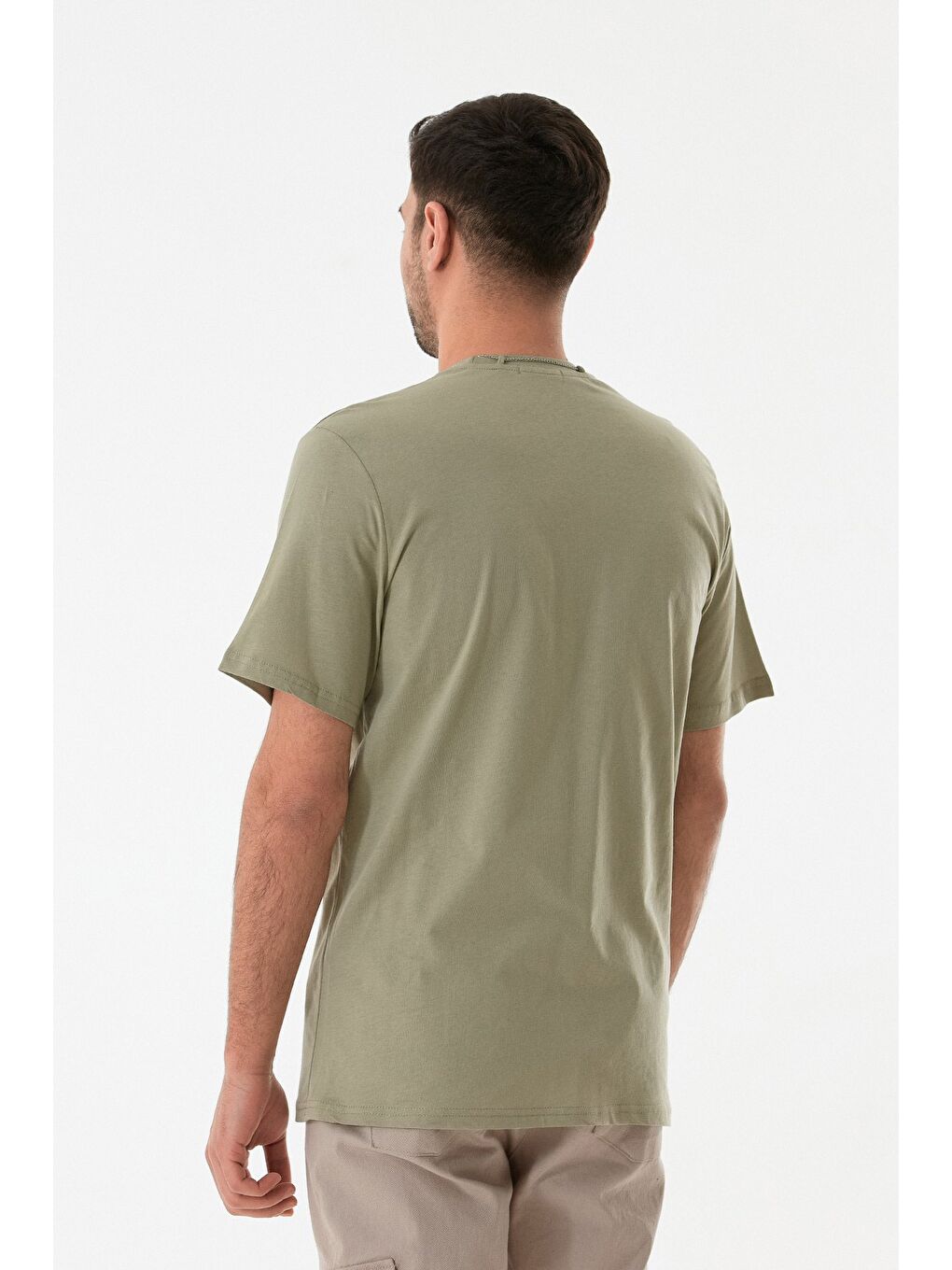 Haki Cepli Kolye Detaylı Bisiklet Yaka Tişört-2