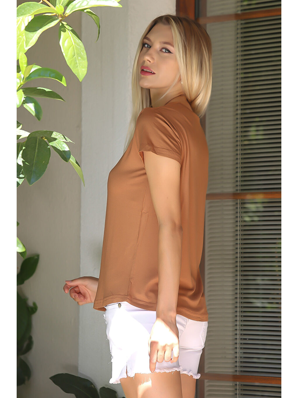 Bej Karamel Rengi V Yaka Kısa Kol Düz Renk Örme T-Shirt-1