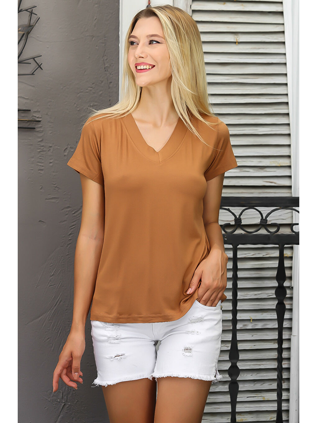 Bej Karamel Rengi V Yaka Kısa Kol Düz Renk Örme T-Shirt-2