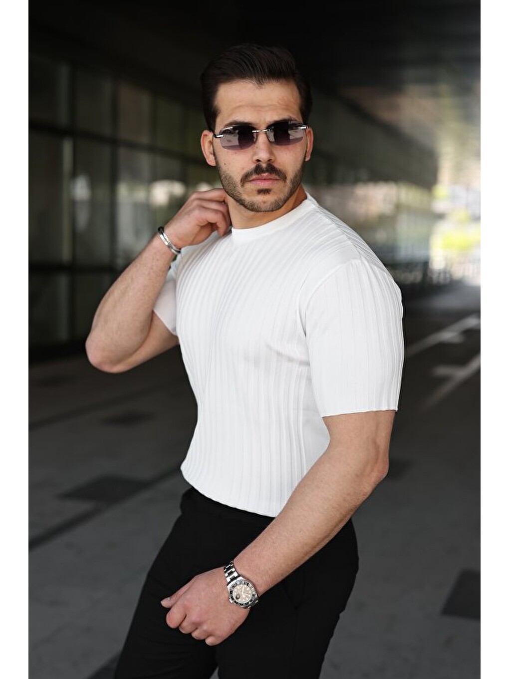 Beyaz Erkek Fitilli Bisiklet Yaka Kısa Kollu Tişört-1