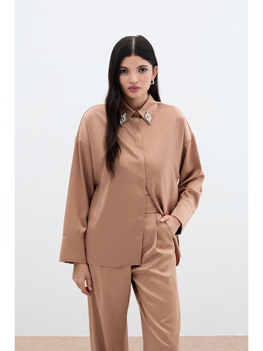 Kahverengi Aksesuar Detaylı Gömlek - Camel