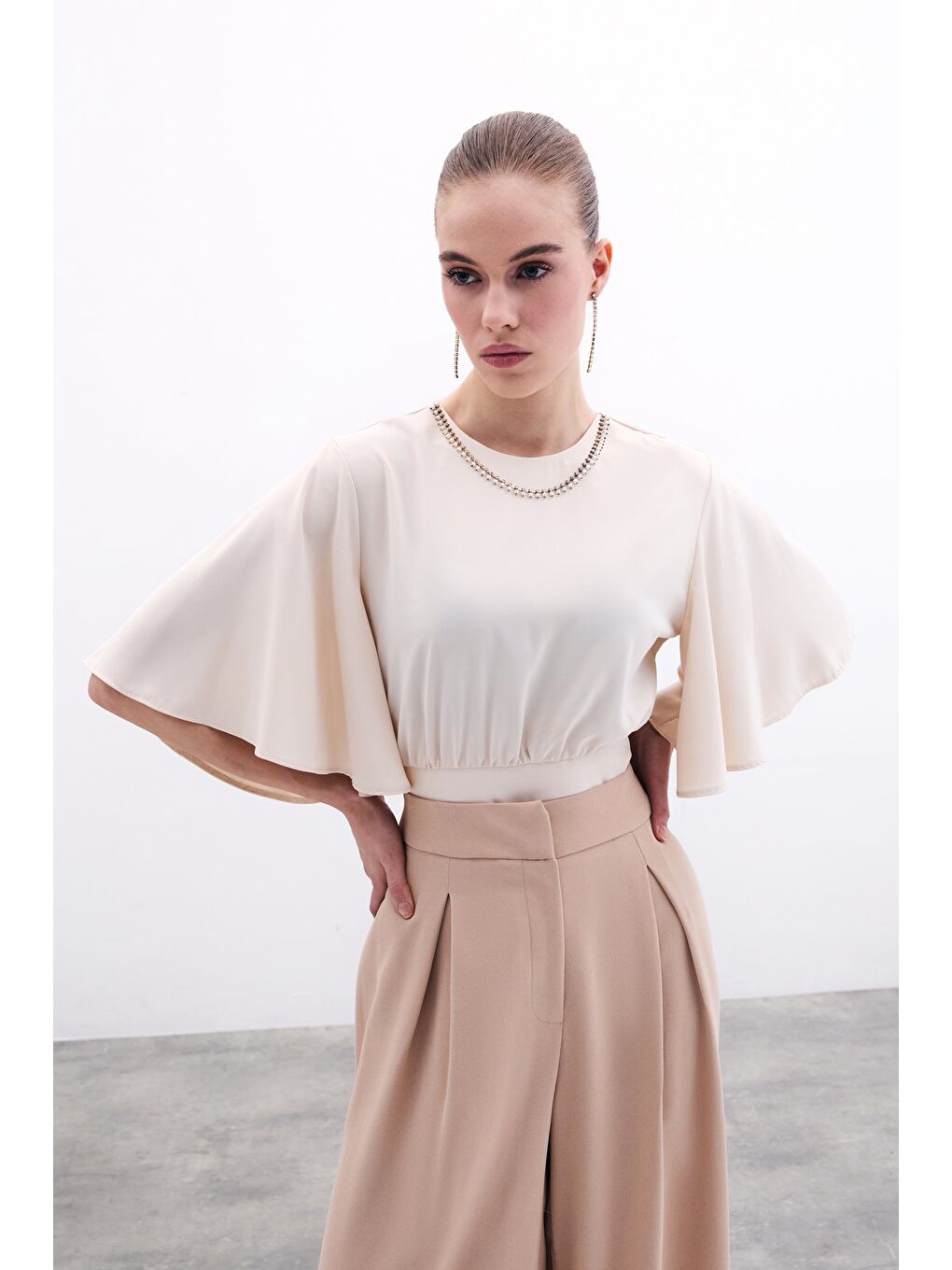 Kolyeli Kısa Kol Bluz - Bej