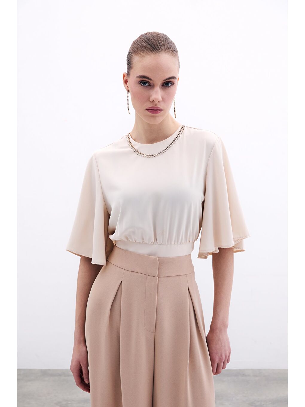 Kolyeli Kısa Kol Bluz - Bej-1