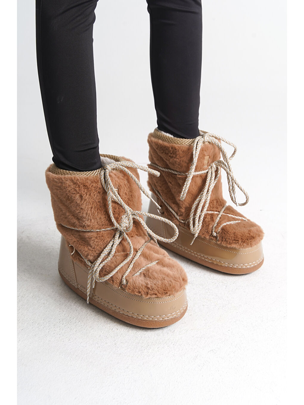 Bej Yuvarlak Burunlu Kalın Tabanlı Kürklü Kadın Kar Botu-4