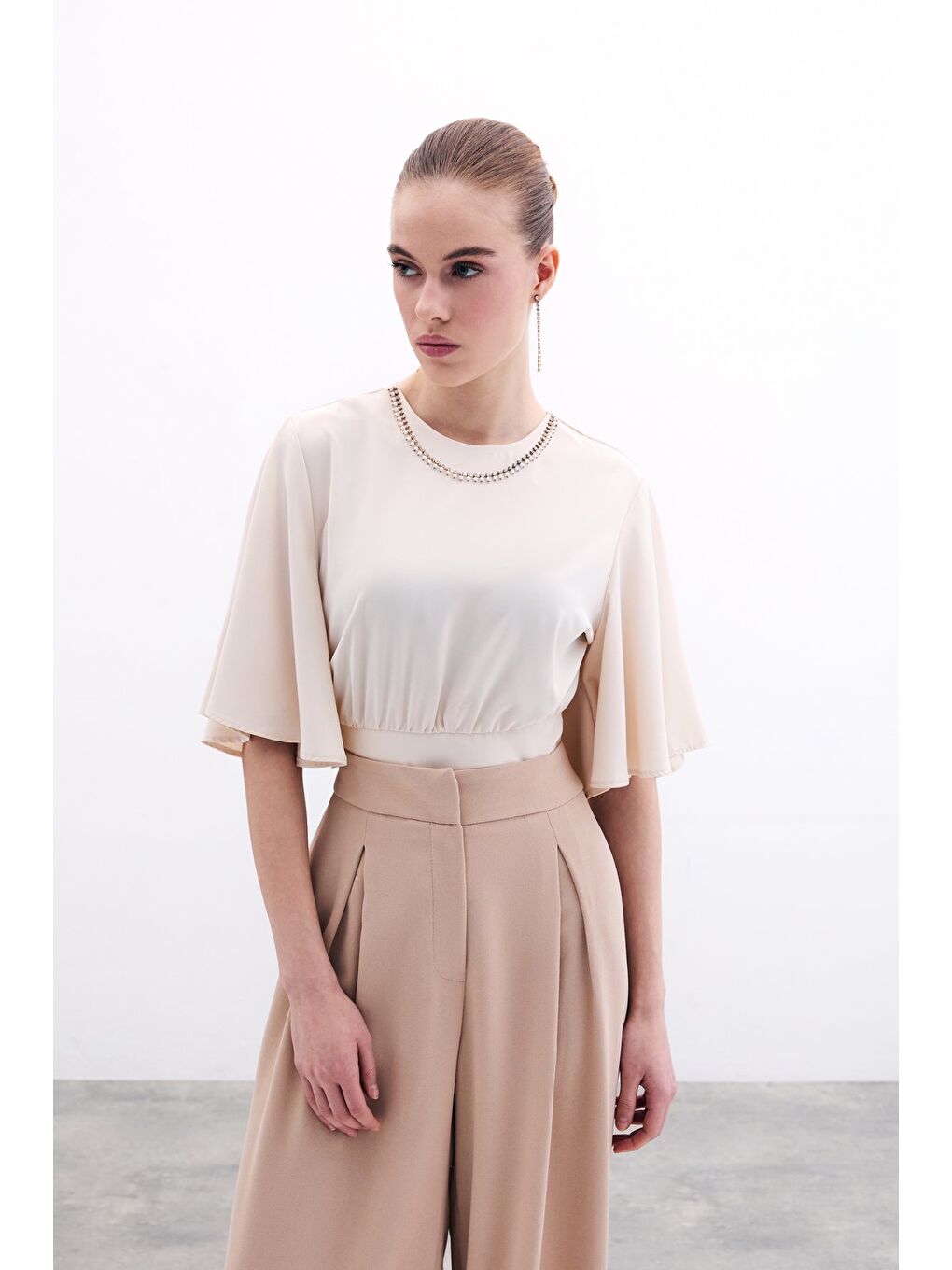 Kolyeli Kısa Kol Bluz - Bej-2