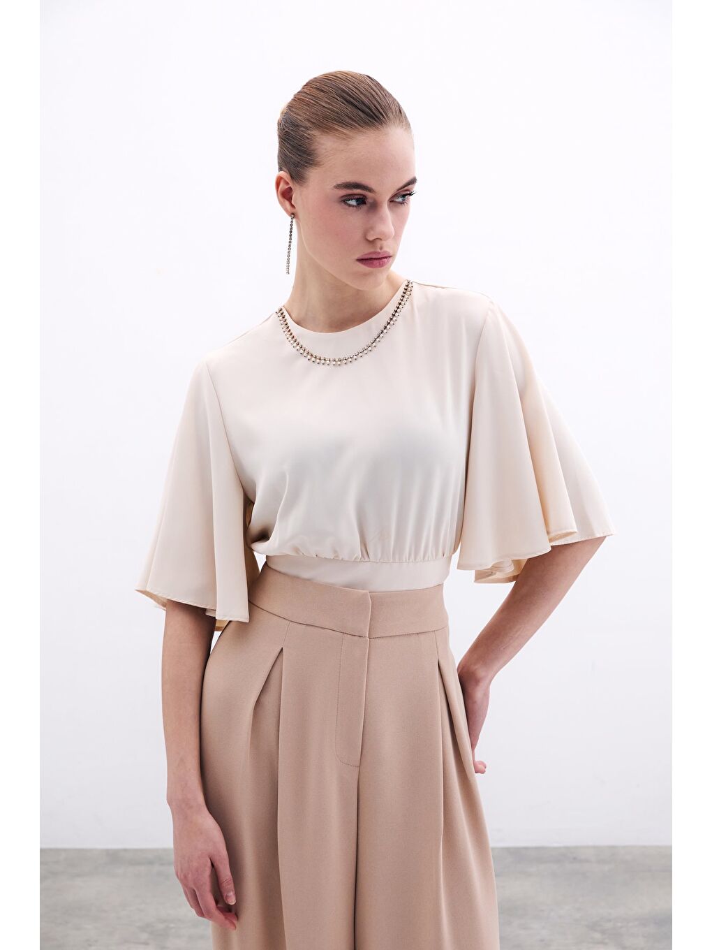 Kolyeli Kısa Kol Bluz - Bej-4