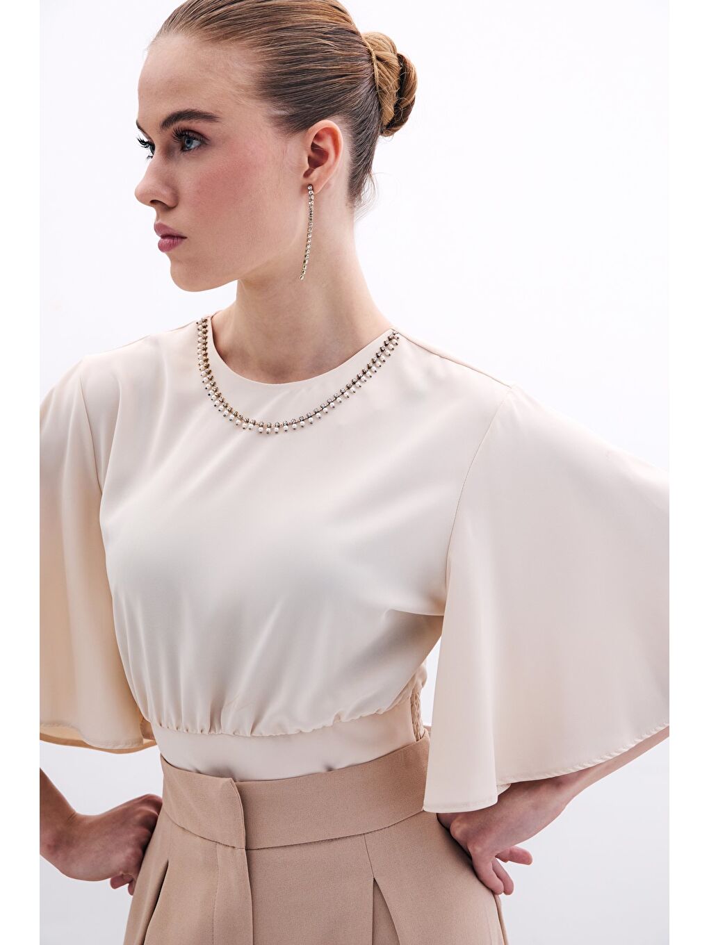Kolyeli Kısa Kol Bluz - Bej-5