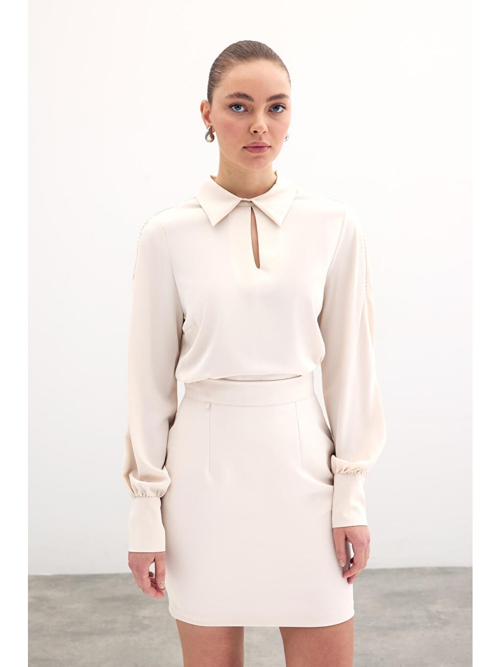 Kolları İnci Detaylı Bluz - Bej