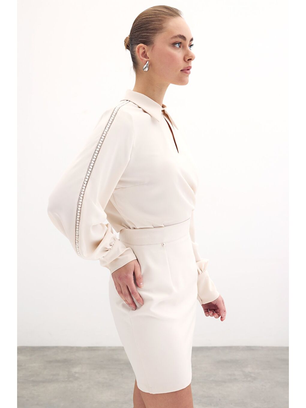 Kolları İnci Detaylı Bluz - Bej-1