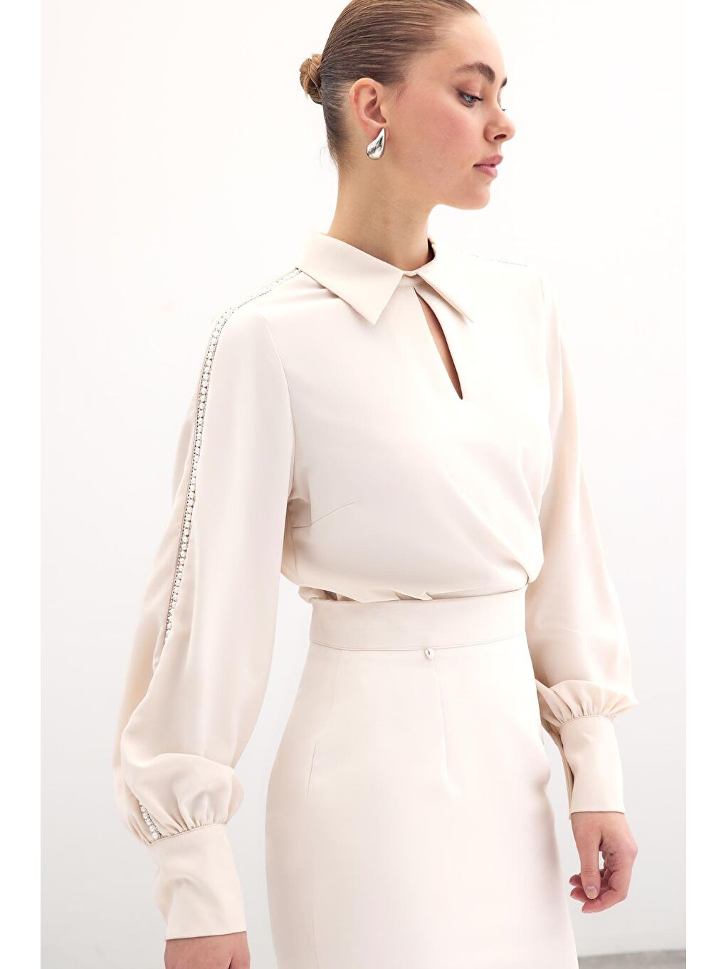 Kolları İnci Detaylı Bluz - Bej-2