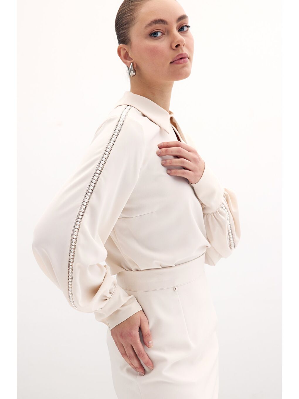Kolları İnci Detaylı Bluz - Bej-3